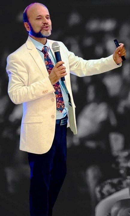 Deepak Kapoor India best motivational speaker keynote white suit