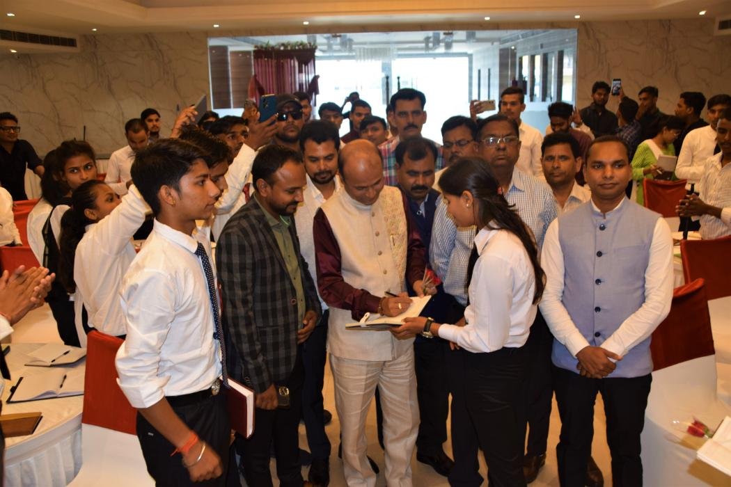 Deepak Kapoor motivational speaker engaging with audience