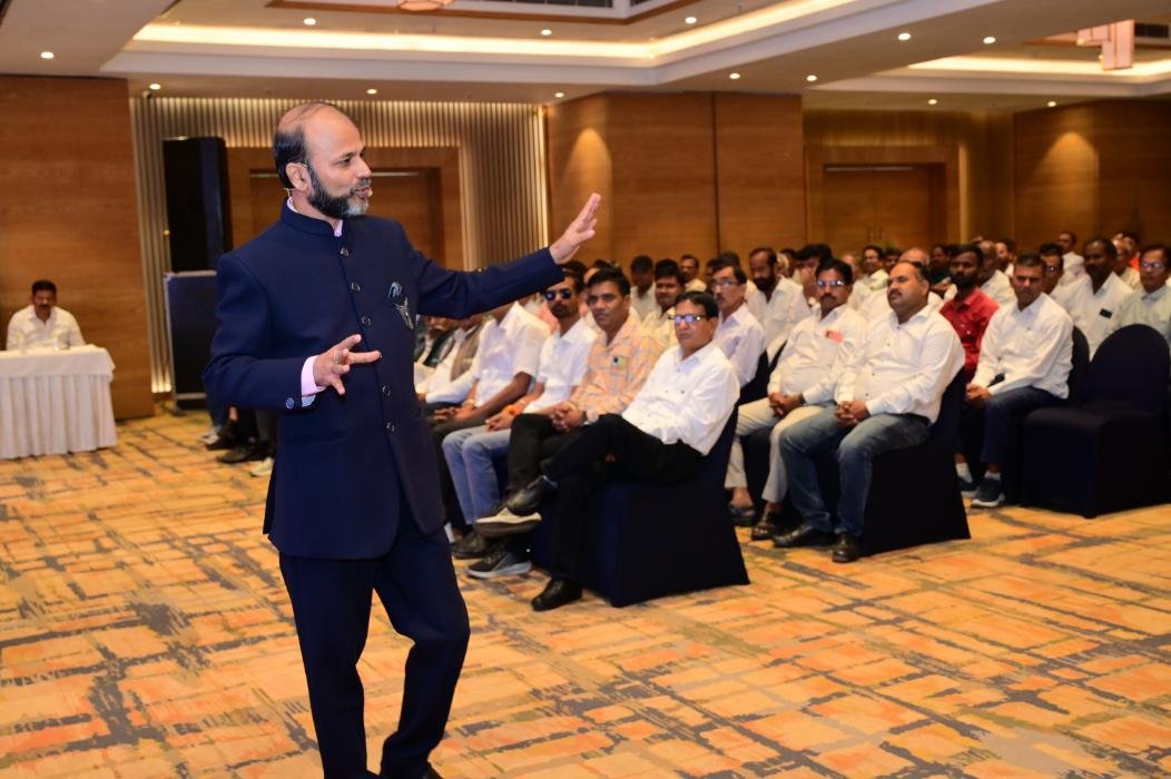 Deepak Kapoor speaking at leadership development seminar