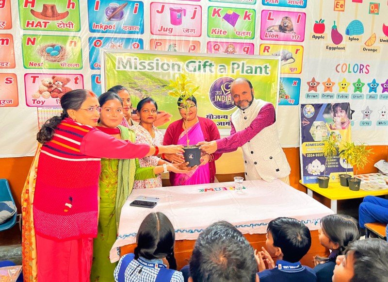 Deepak Kapoor speaking at leadership development seminar